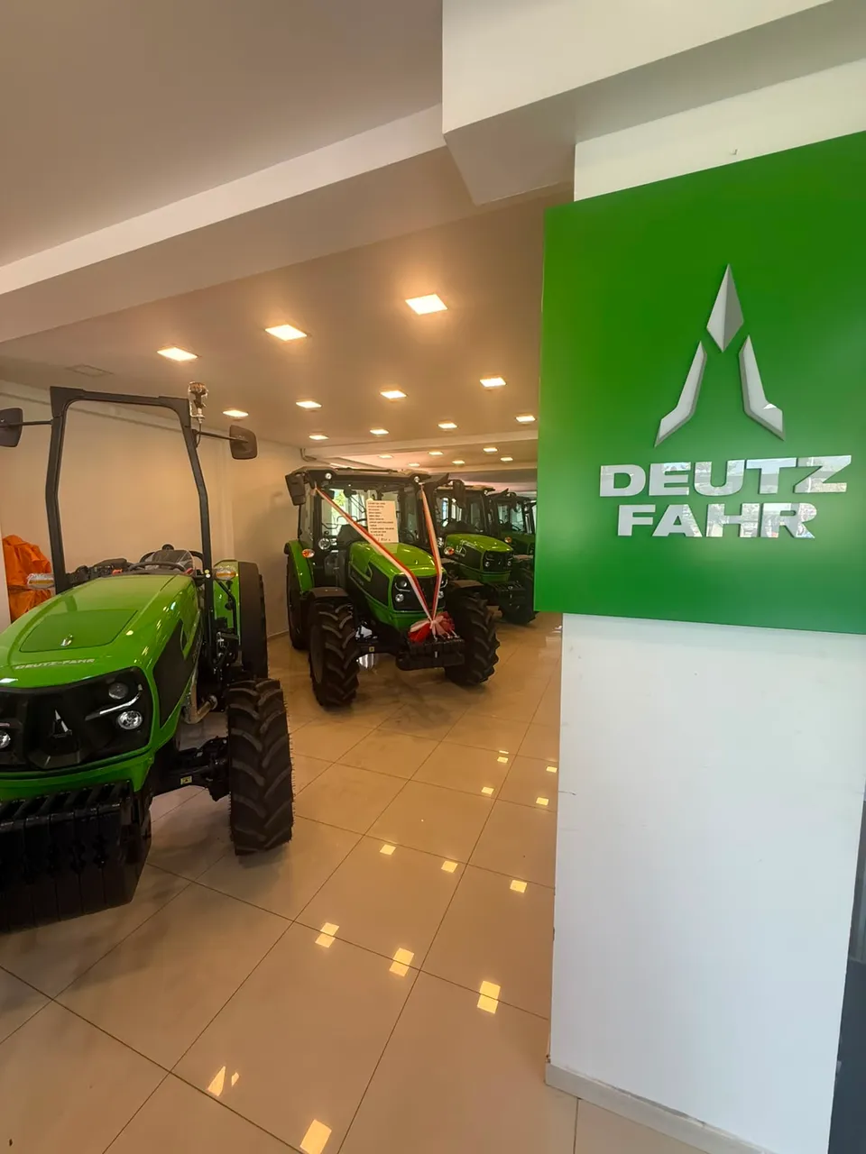 ER-EN Traktör mağazasındaki DEUTZ-FAHR traktörleri