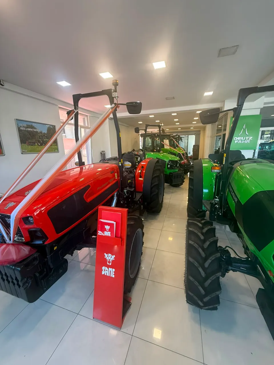 ER-EN Traktör mağazasındaki SAME ve DEUTZ-FAHR traktörleri